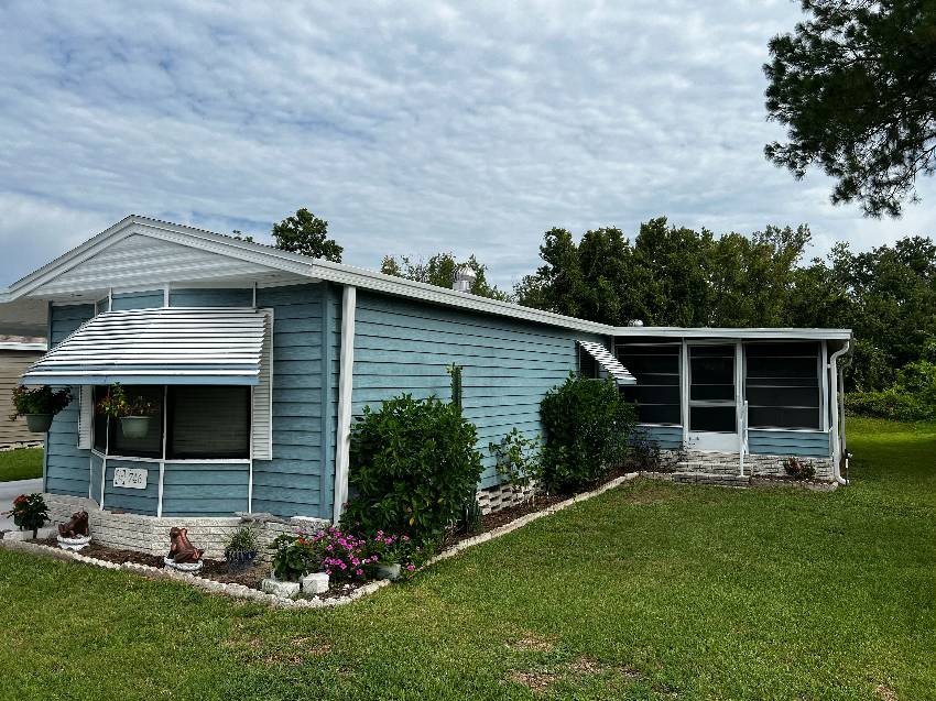 Winter Haven, FL Mobile Home for Sale located at 746 Century Lane Hidden Golf